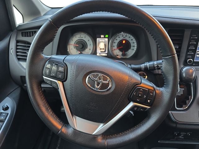 2018 Toyota Sienna SE Premium 8 Passenger