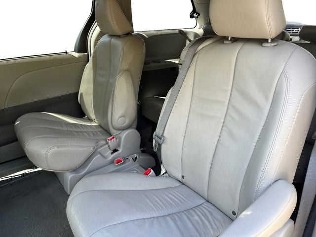 2013 Toyota Sienna XLE 8 Passenger