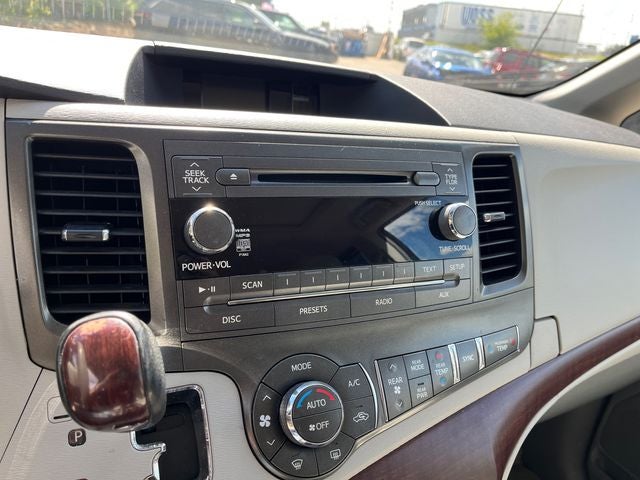 2013 Toyota Sienna XLE 8 Passenger