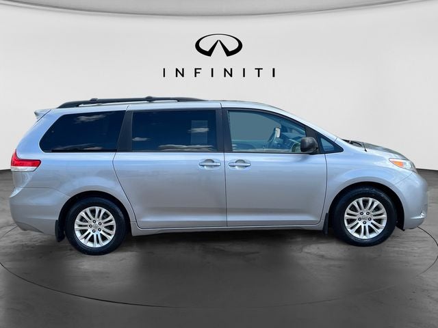 2013 Toyota Sienna XLE 8 Passenger
