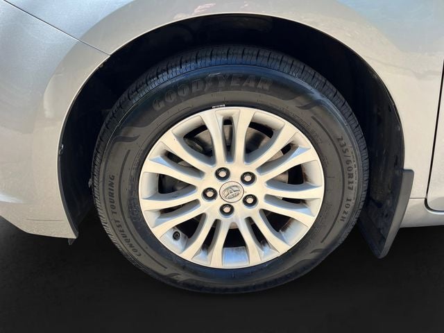 2013 Toyota Sienna XLE 8 Passenger