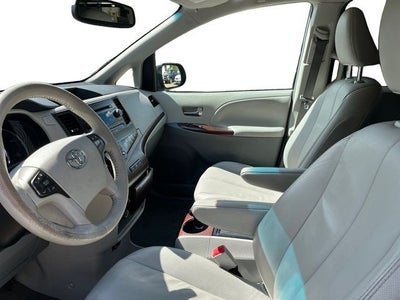 2013 Toyota Sienna XLE 8 Passenger