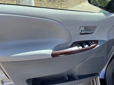 2013 Toyota Sienna XLE 8 Passenger