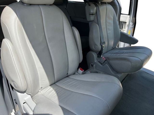 2013 Toyota Sienna XLE 8 Passenger