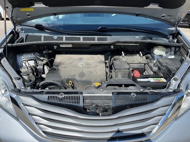 2013 Toyota Sienna XLE 8 Passenger