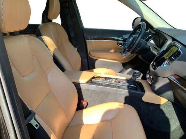 2016 Volvo XC90 T6 Momentum