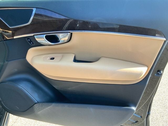 2016 Volvo XC90 T6 Momentum