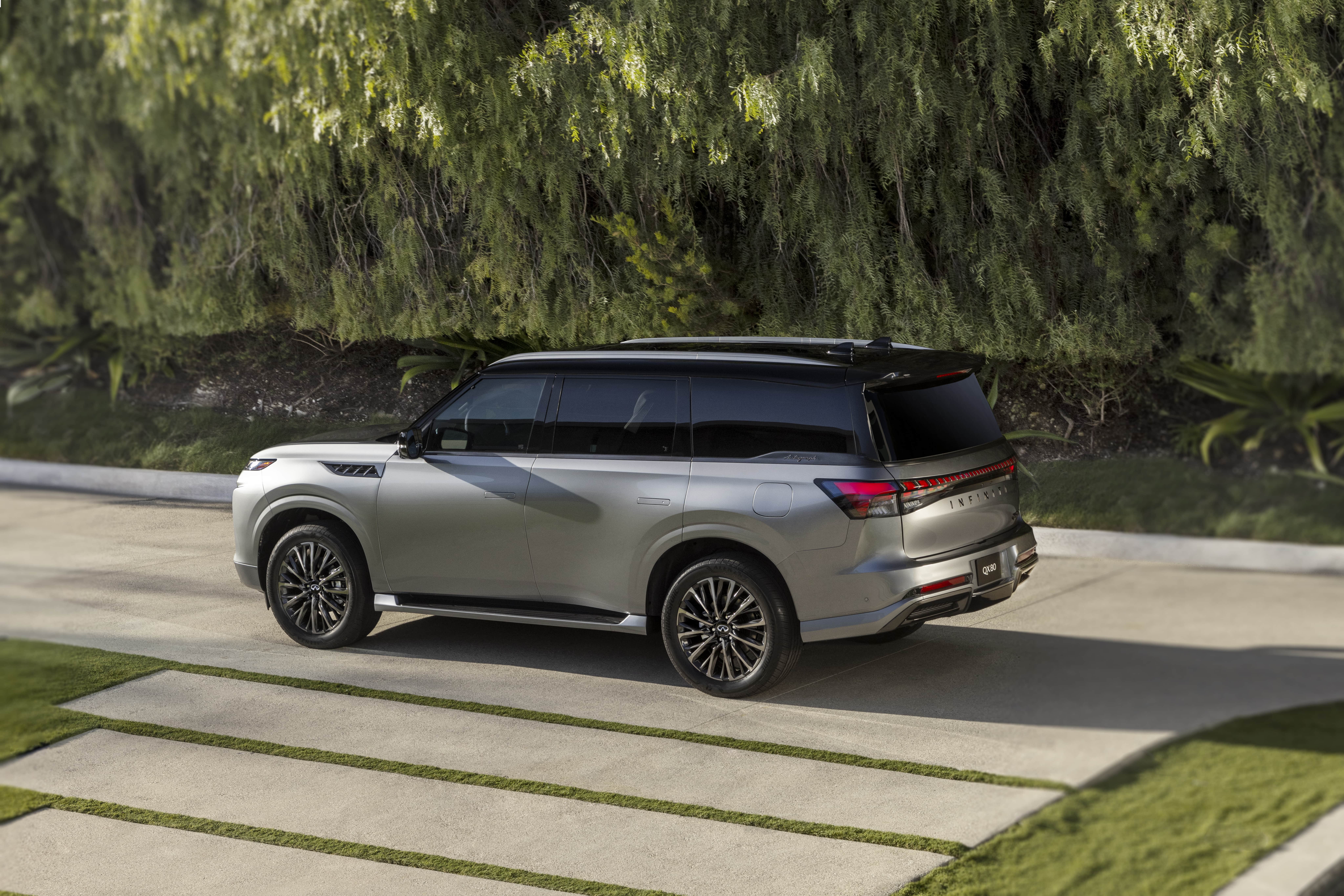 2025 INFINITI QX80 handling