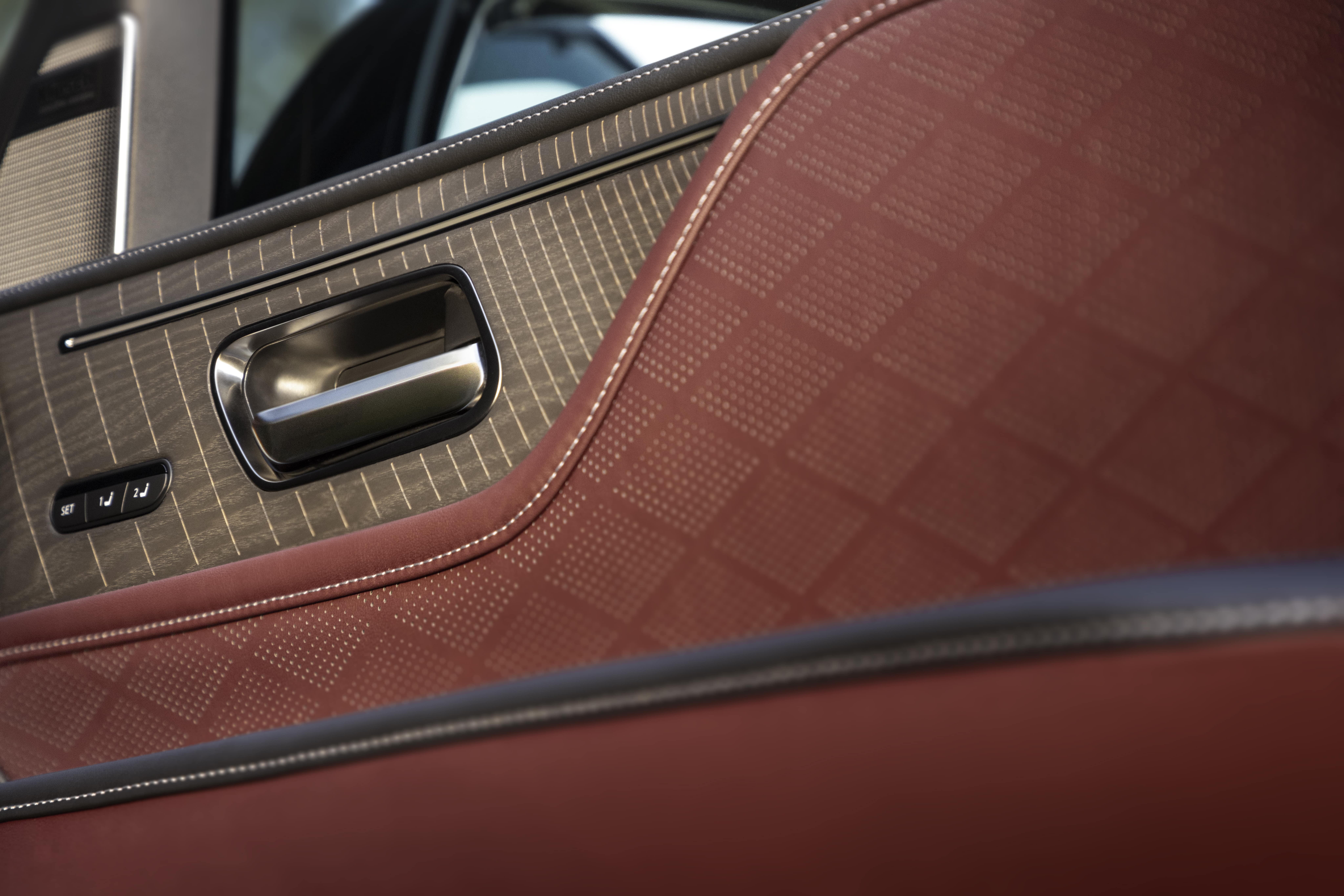 2025 INFINITI QX80 logo and grill